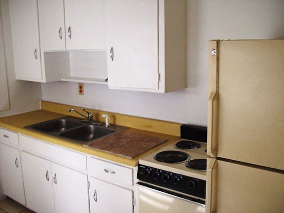 3rd image of 4902 Poinsetta Ave