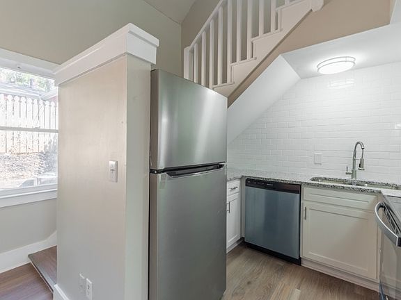 4th image of 221 Skyland Dr