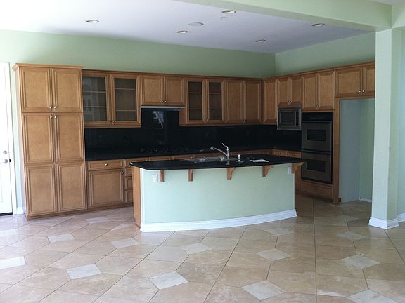 Kitchen w/ huge island
