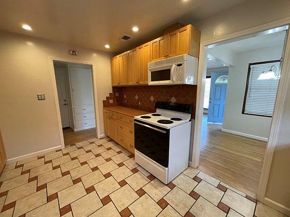 4th image of 3922 Arden Way