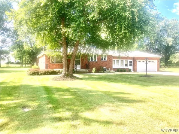 9071 Fairways Cir, Clarence, NY 14031