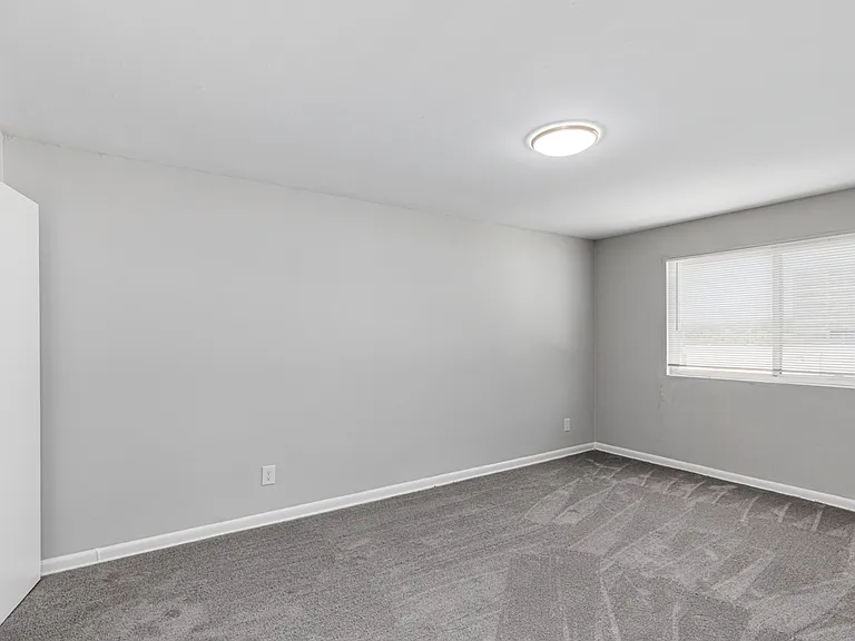 Regency Court Apartments — Photo 40