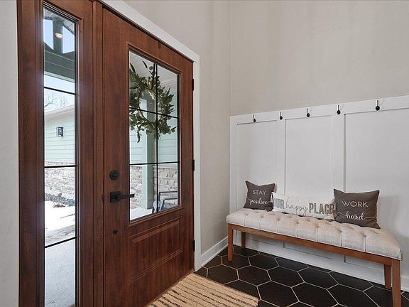 3rd image of 8183 Old Oak Dr