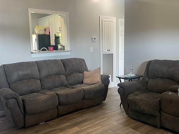5th image of 96 Spring Valley Dr