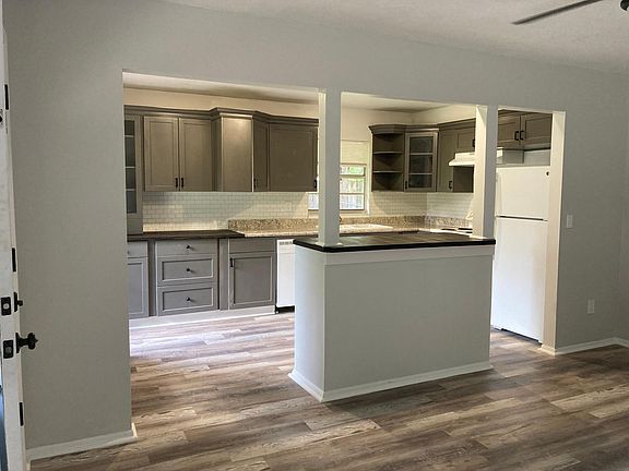 2nd image of 450 Clough Ave