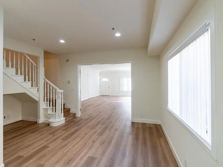 1760 N Alexandria Ave — Photo 8