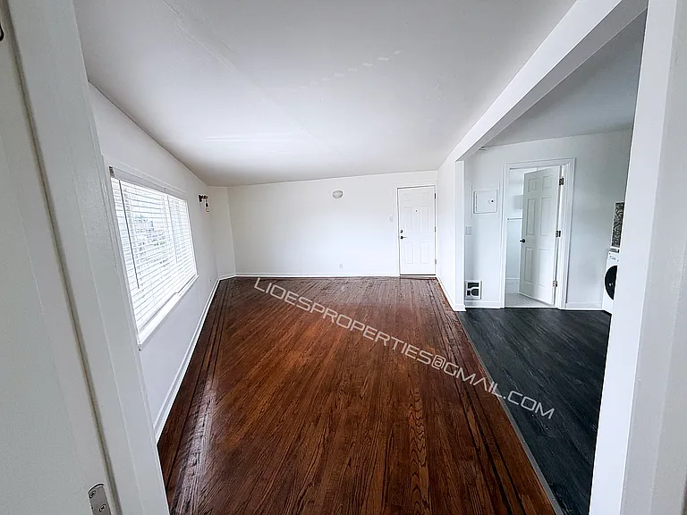 2412 Beacon Ave S #F — Photo 7