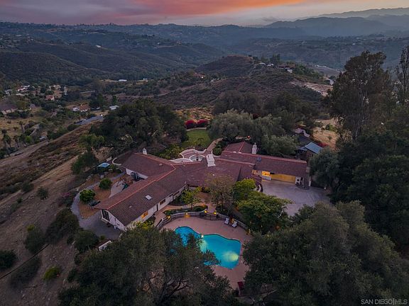 3rd image of 2825 Vista Del Rio