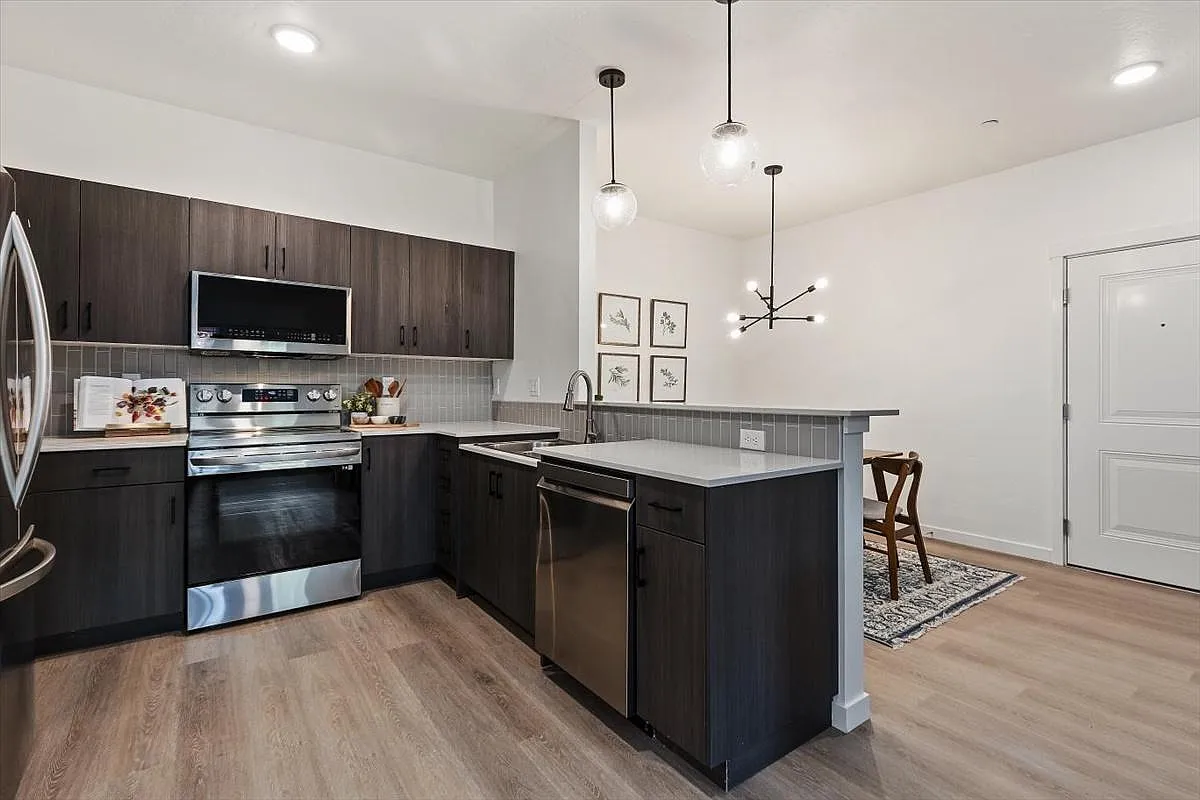 Hawk's Landing Apartments — Photo 1