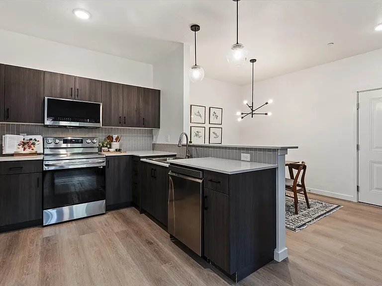 Hawk's Landing Apartments — Photo 2