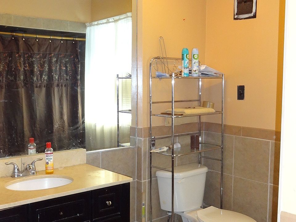 2nd image of 220 Nesbit Ter
