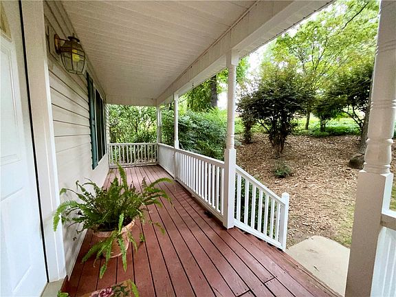 3rd image of 2000 Ridgeview Ln