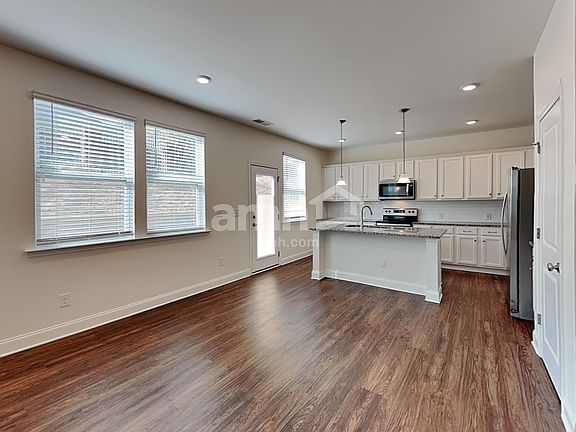 4th image of 1014 Pine St