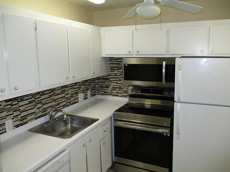 506 Mansfield Dr #M — Photo 12