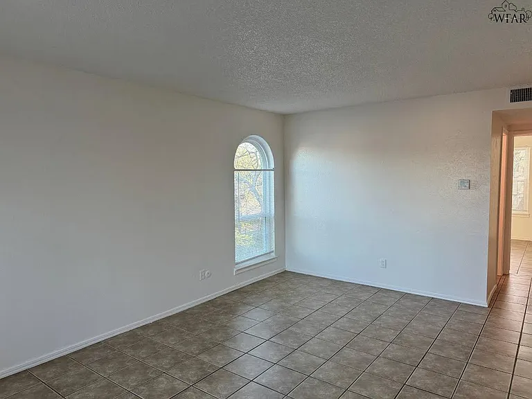 1611 Bell St — Photo 3