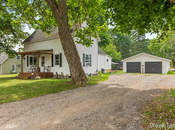 117 W Pine St, Edmore, MI 48829