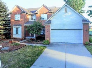 574 Seabrook Dr, Rochester Hills, MI 48307