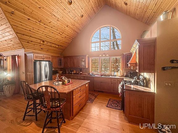 3rd image of 153 Maggie Point Rd