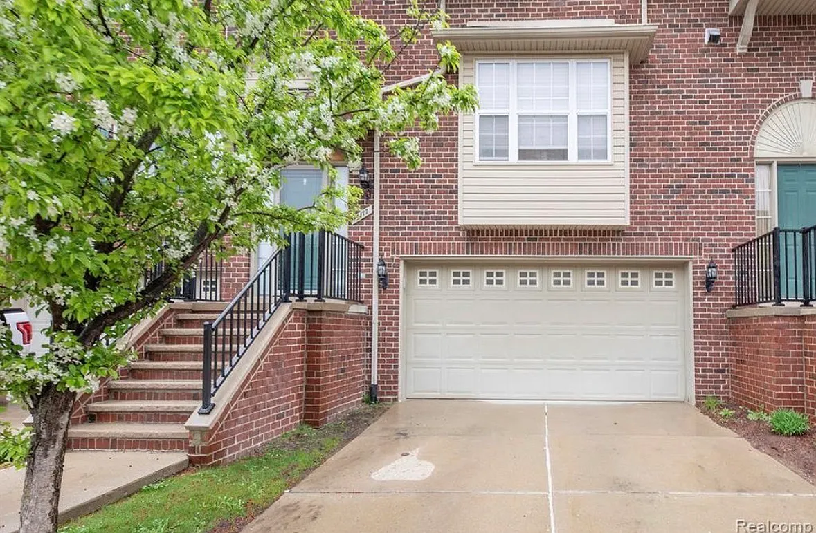 3 bed, 2168 sqft, $1,946 — Photo 1