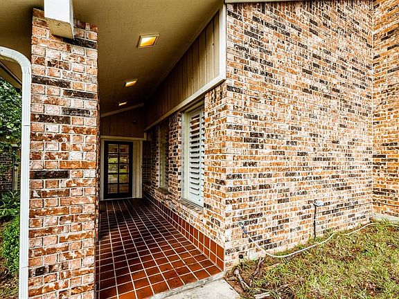 3rd image of 422 River Oaks Dr