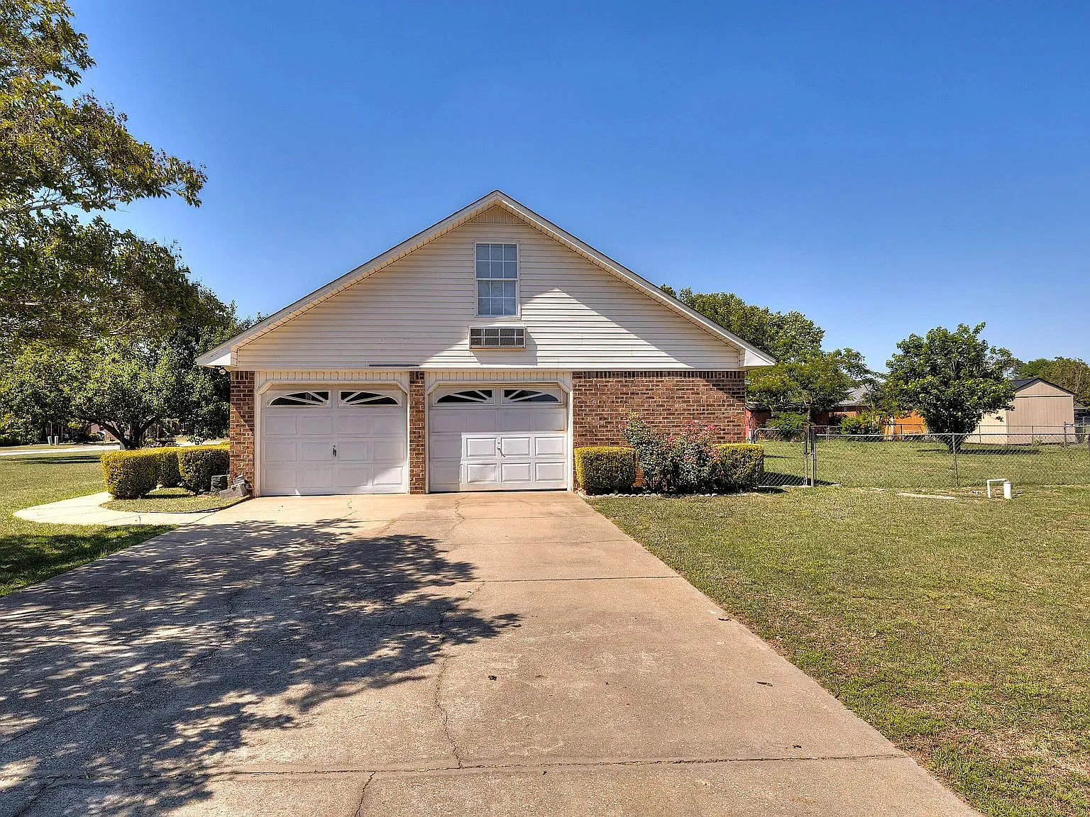 4 bed, 2.5 bath, 1973 sqft, $2,200 — Photo 3