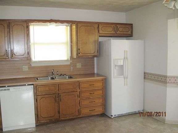 3rd image of 223 Blanket Dr
