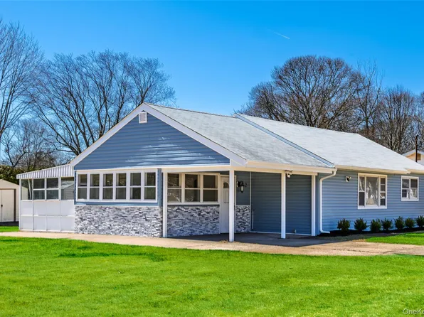 32 Flintlock Drive, Shirley, NY 11967