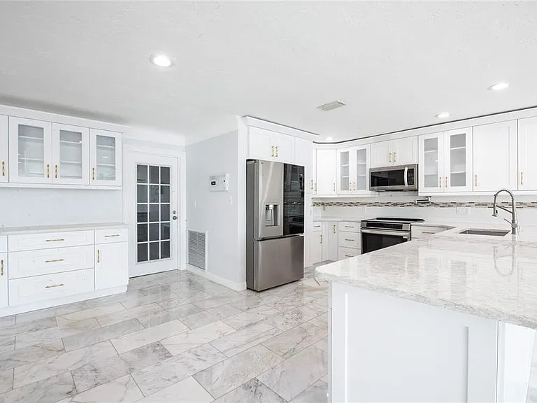 551 Crystal Dr — Photo 28