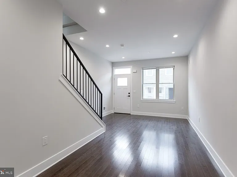 2722 Latona St — Photo 4