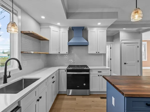 20 Summer St #1, Newport, RI 02840