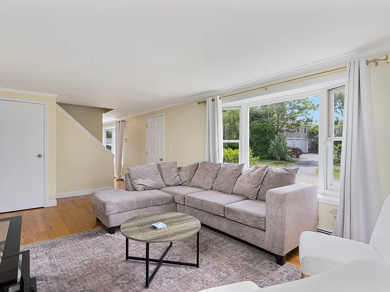 4 Maloney Ln — Photo 2