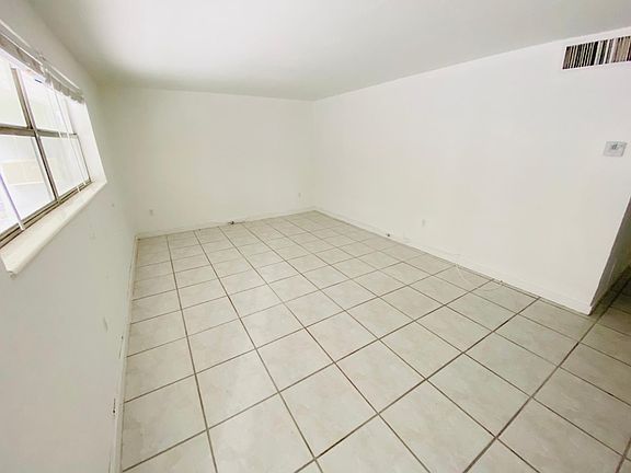 4th image of 952 Biarritz Dr #2