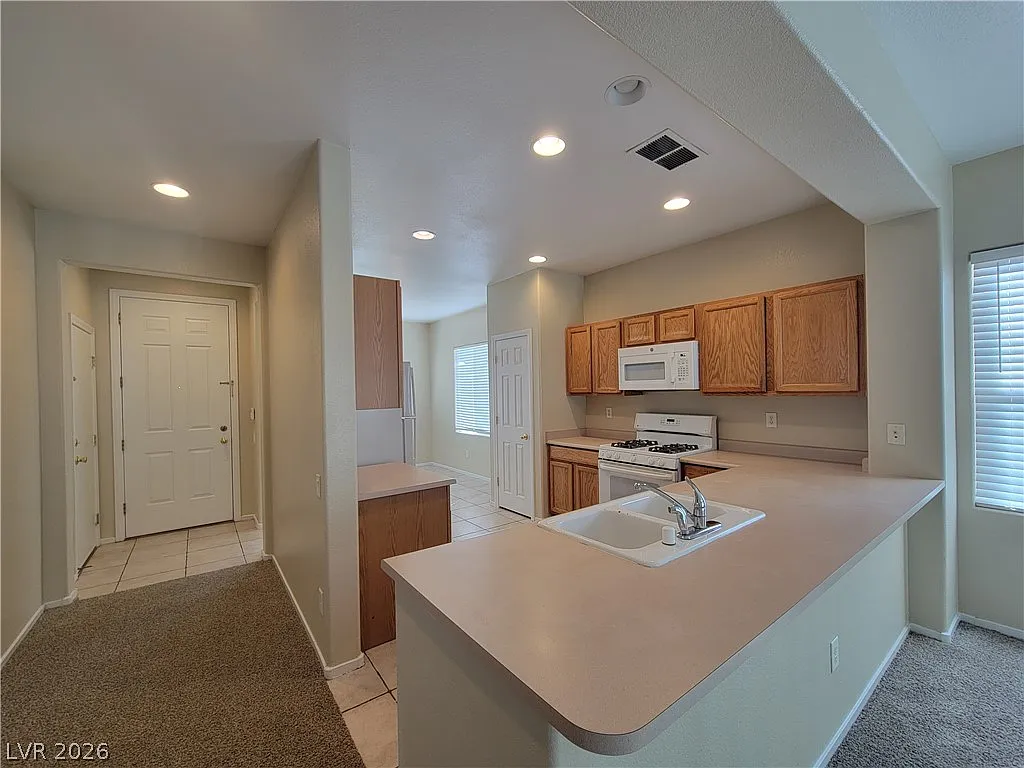 4 bed, 2.0 bath, 1687 sqft, $2,350 — Photo 2