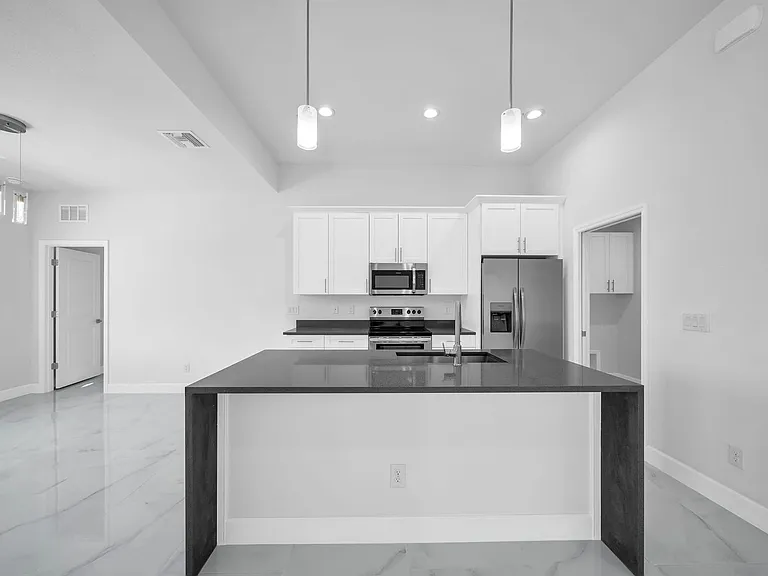 2504 SW 32nd St — Photo 2