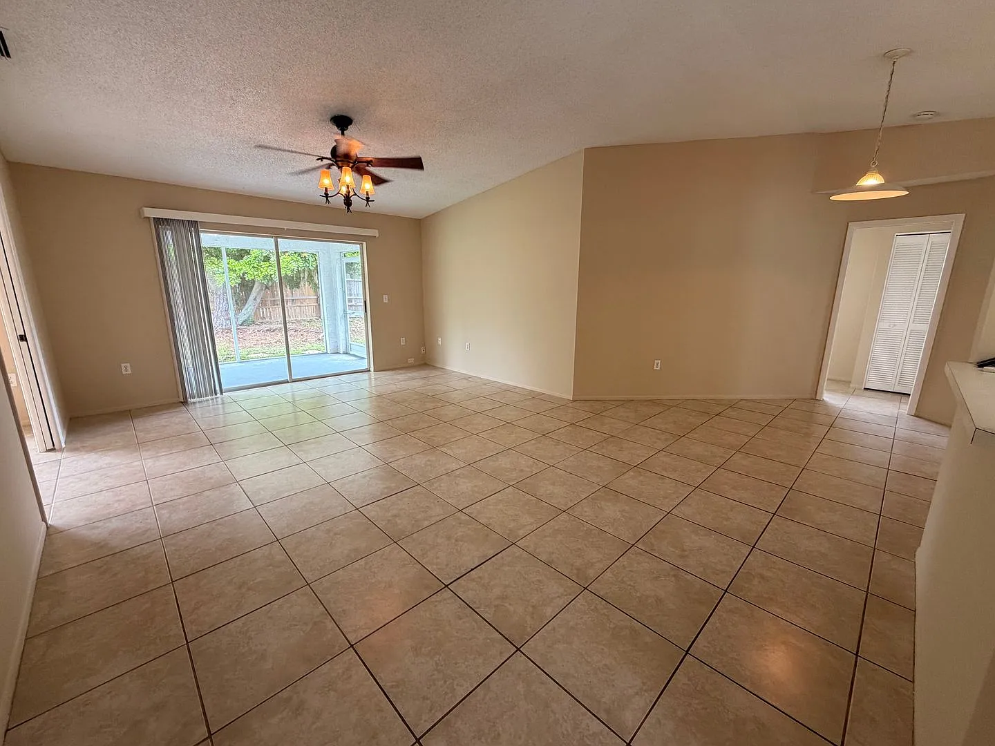 Spacious 3/2 with 2 car garage — Photo 2