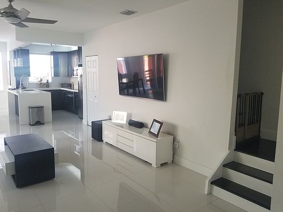 4th image of 15761 SW 42nd St #117