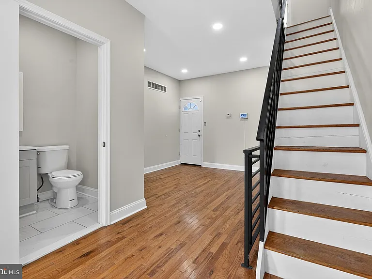 2543 Nicholas St — Photo 3
