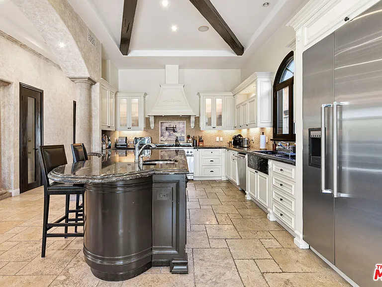 458 N Flores St — Photo 5