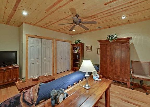 5th image of 5 Crown Ct #3-1030