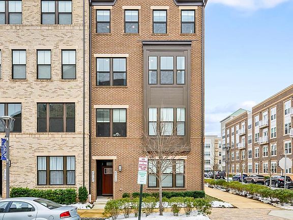 3rd image of 45137 Admiral Dr