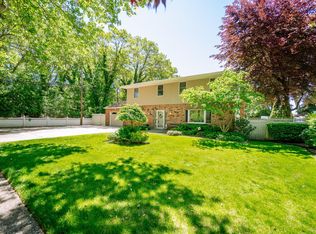 4 Charter Ln, Smithtown, NY 11787