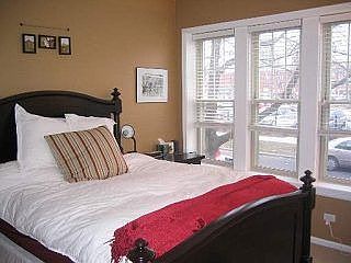 2nd image of 958 W Cuyler Ave APT 1S