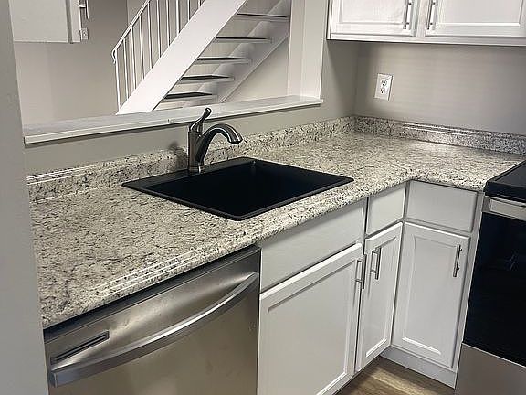 2nd image of 6408 Lupine Ter