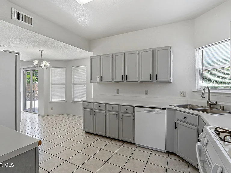 7765 Dianjou Dr — Photo 12