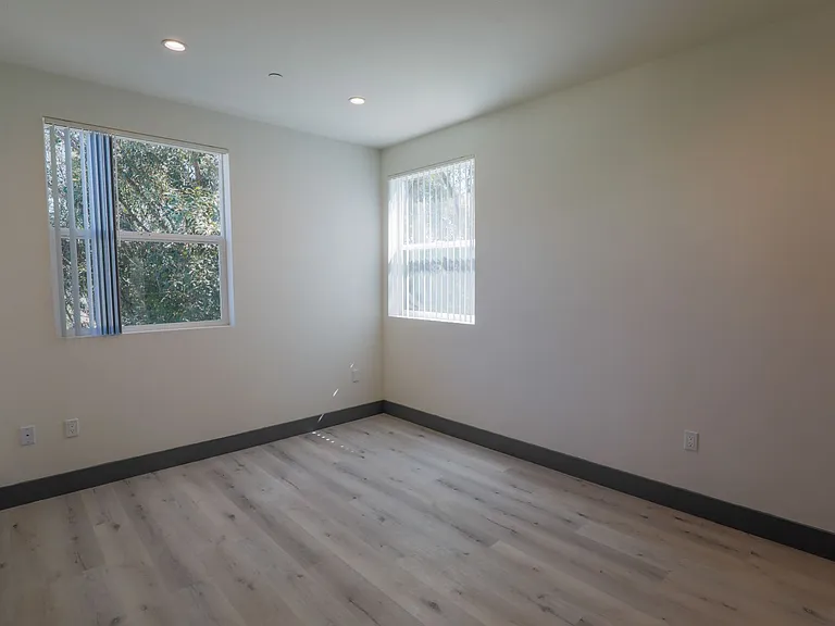 1180 W 37th Pl — Photo 29