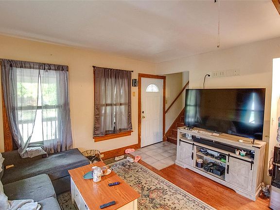 4th image of 903 N Charles St