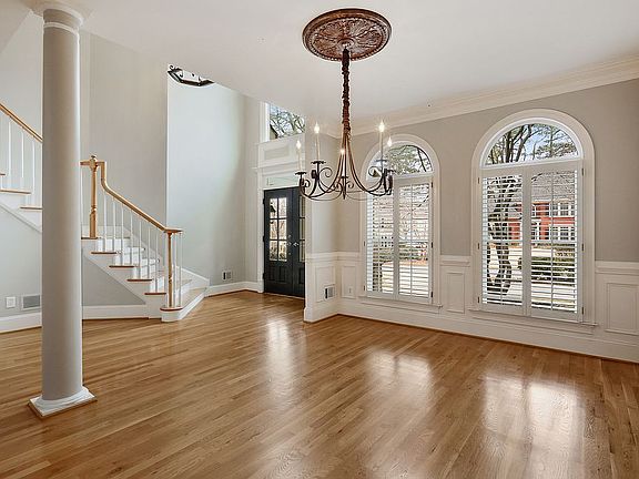 5th image of 102 Scarborough Ct SE