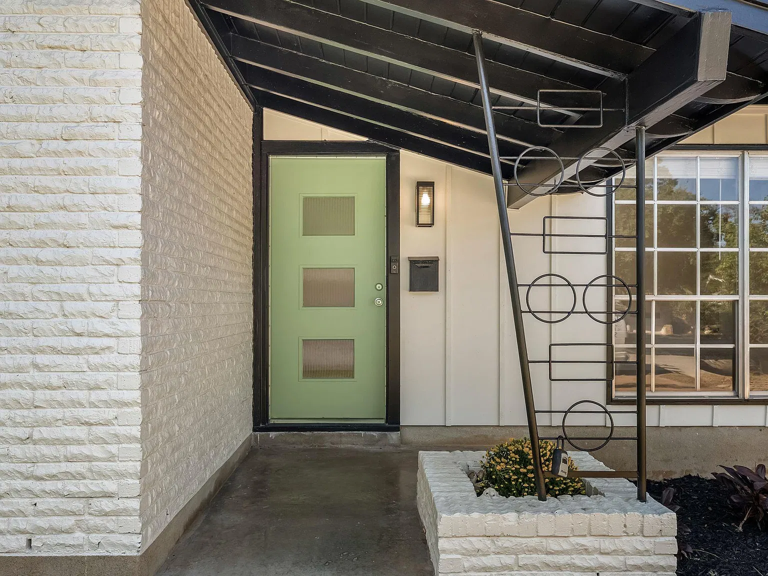 3 bed, 2.0 bath, 1099 sqft, $2,500 — Photo 3