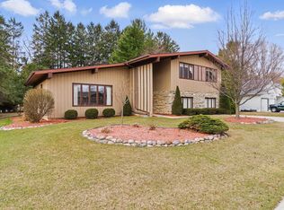4512 Forest Hills Dr, Two Rivers, WI 54241