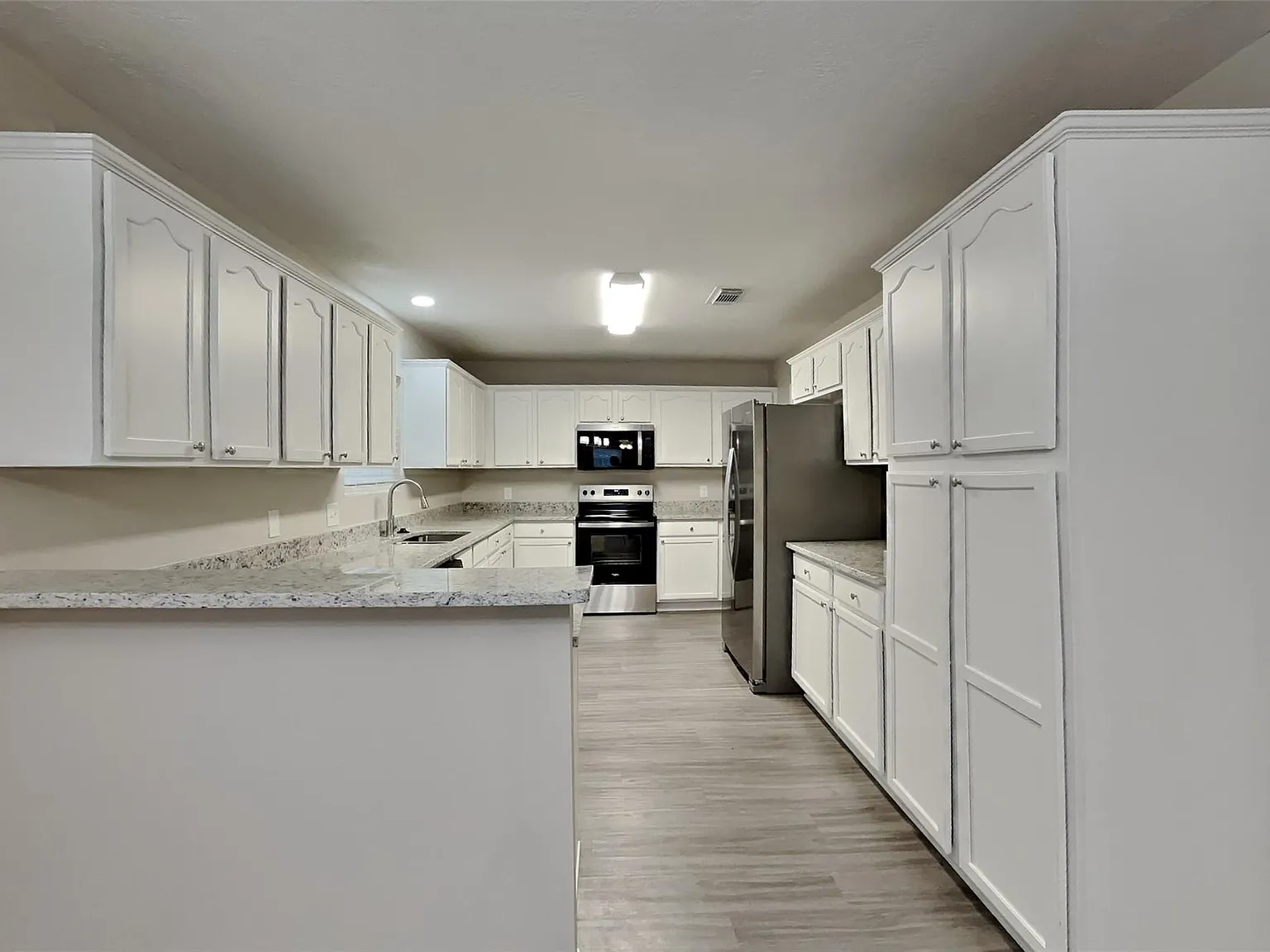 3 bed, 2.5 bath, 2300 sqft, $2,450 — Photo 3